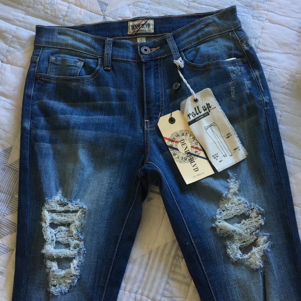 Distressed women’s skinny jeans